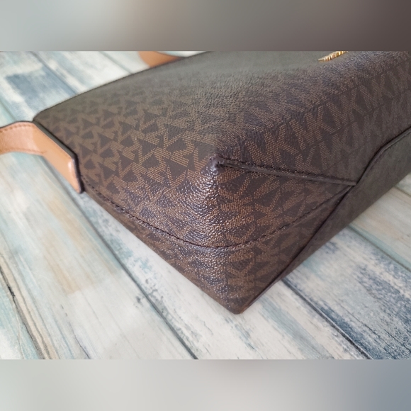 ***SOLD***MICHAEL KORS MK JET SET TRAVEL CROSSBODY LITE-WEIGHT BAG - Picture 7 of 11